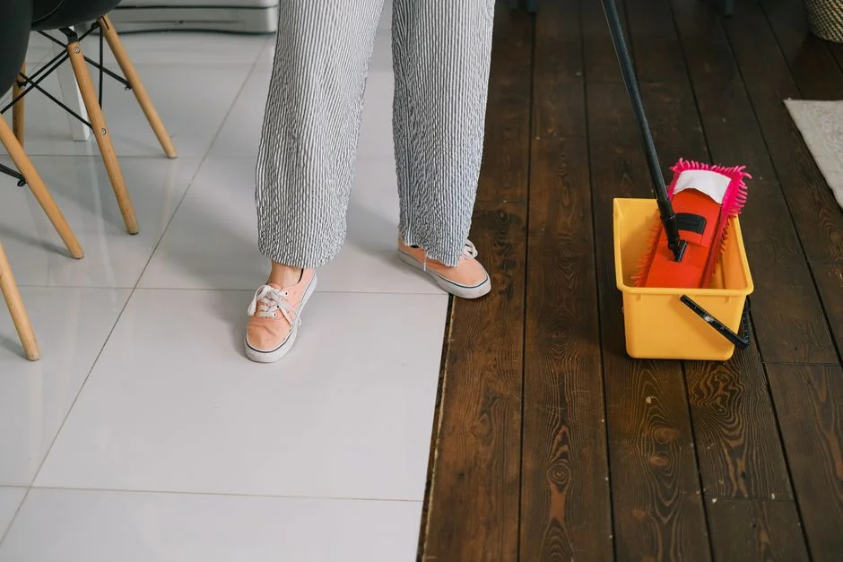 Un(e) housekeeper professionnel(le) rangeant des oreillers dans une chambre d’hôtel luxueuse, en veillant à la qualité du service.